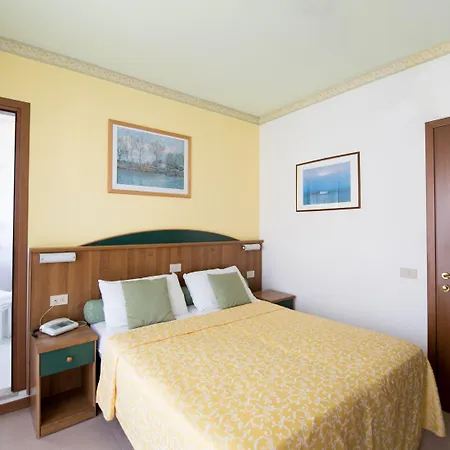 Boston 3 Stelle Superior Frontemare Τζεσόλο Λίντο